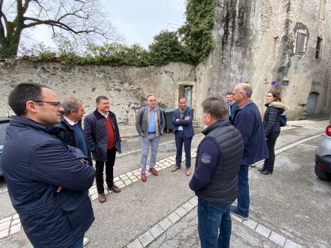 Château Saint Jean le Centenier visite de monsieur le sous Préfet de Largentière, de Fabrice Brun, député et Matthieu Salel, conseiller départemental et vice président en charge de l’agriculture, de l’environnement et du tourisme